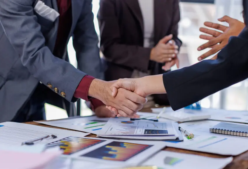 public adjuster handshaking with client